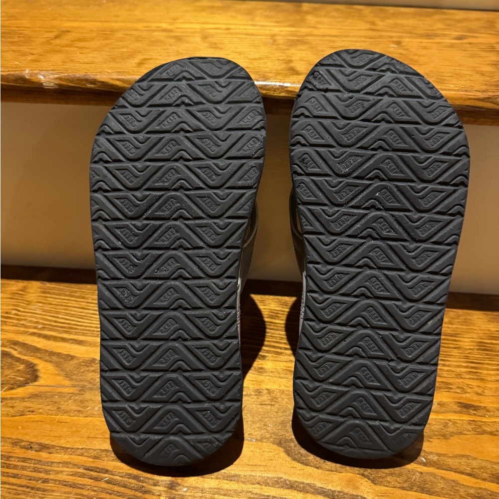 Reef Gray and Black Flip-Flops Minimalist Design - Picture 5 of 5